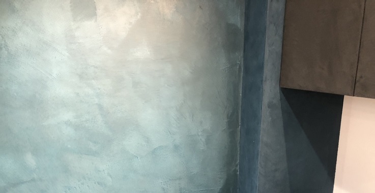 モールテックスで仕上げた藍色の壁（キッチン）